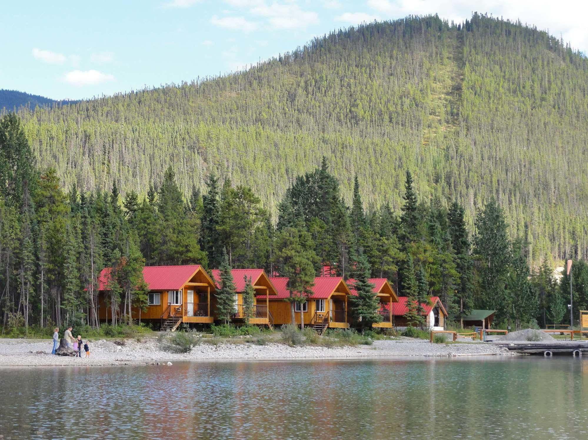 Northern Rockies Lodge Muncho Lake Esterno foto