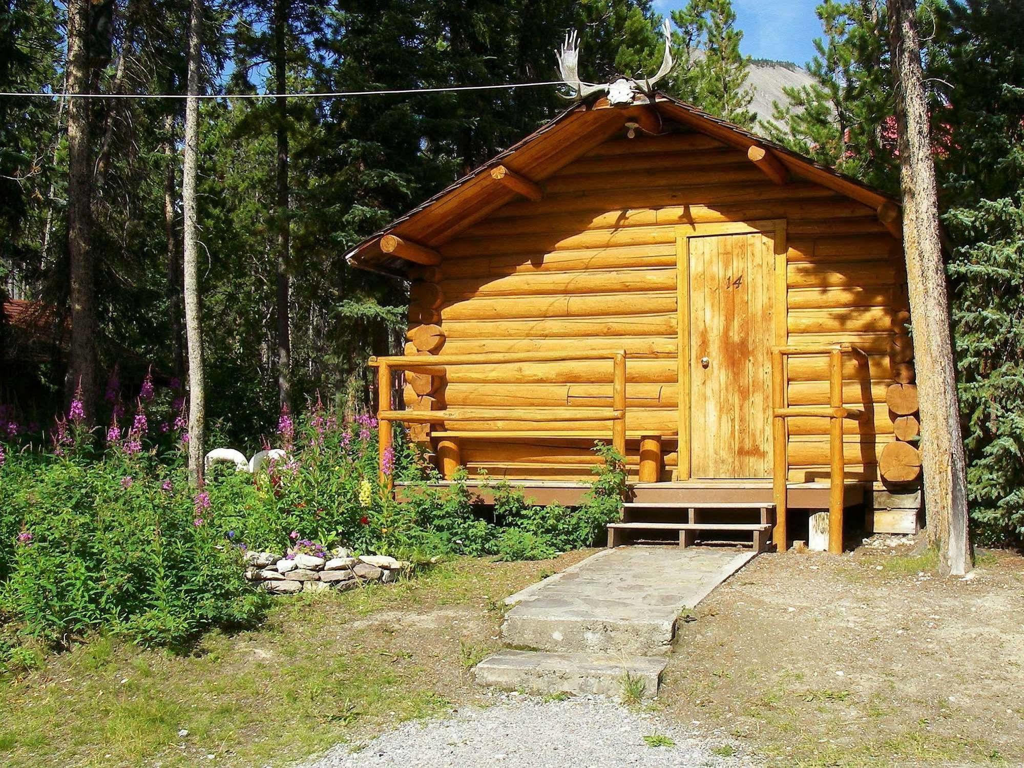 Northern Rockies Lodge Muncho Lake Esterno foto